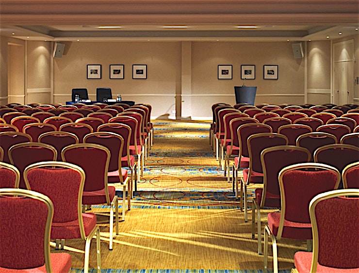 Woodlands Suite Host your next business conference or party in our stylish Woodland Suite. Use the entire Space to seat up to 180 for theatre-style events or 200 for a reception. This suite may also be divided into t